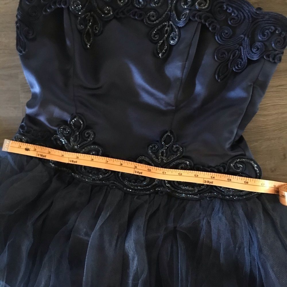 Navy Blue Dress Scene - Picture 5 of 7